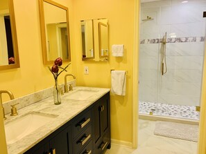 Combined shower/tub, hair dryer, towels