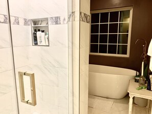 Combined shower/tub, hair dryer, towels