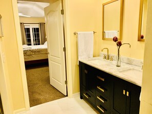 3 makuuhuonetta, silitysrauta/-lauta, Wi-Fi, vuodevaatteet