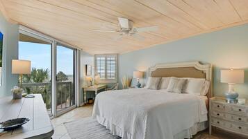 3 habitaciones, escritorio y tabla de planchar con plancha