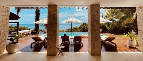 Piscine à débordement, piscine chauffée