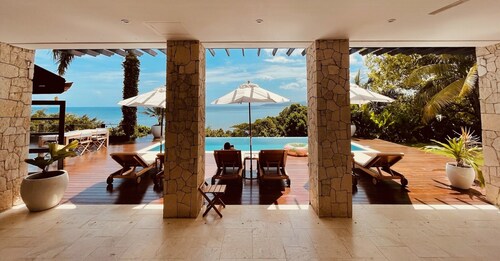 Nouveau sur le marché! Luxueuse villa de 4 chambres avec vue sur l'océan et piscine à débordement