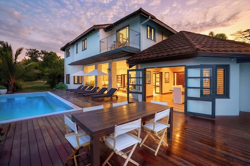 5‑Bedroom Luxury Villa – Ocean View, Infinity Pool, Private Gym, Chef & Butler