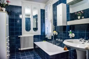 Douche, bidet, serviettes fournies