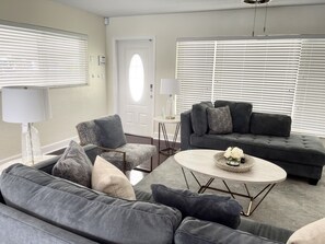 Téléviseur connecté, lecteur de DVD, chaîne audio, écran d’ordinateur