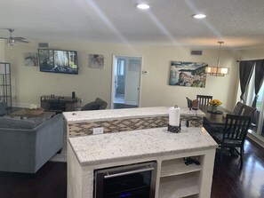 Smart-TV, DVD-Player, Stereoanlage, Computerbildschirme