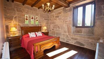 4 bedrooms, desk, iron/ironing board, free WiFi