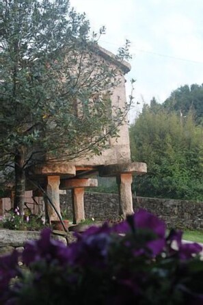 Horreo típico gallego situado en el jardín.