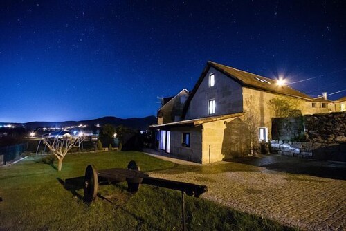 Full rental house for 8-10 people, ideal for families with pets.