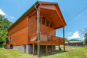 Exterior - 1 Mile from Pigeon Forge New Cabin Firepit on the river Great for fishing (Pigeon forge)