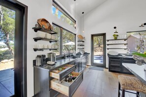 Réfrigérateur, micro-ondes, four, plaque de cuisson