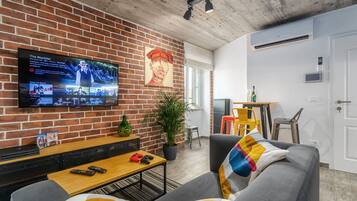 Flatskjerm-TV, videospill, Netflix og DVD-spiller