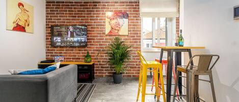 Televisor de pantalla plana, videojocs, Netflix i reproductor de DVD