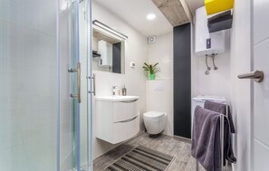 Sèche-cheveux, peignoirs, serviettes fournies, shampoing