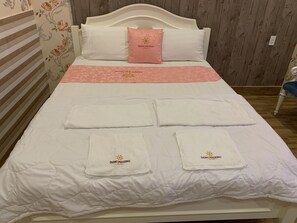 Desk, free WiFi, bed sheets - Khach San Dong Phuong (Ho Chi Minh City)