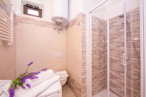 Douche, sĂšche-cheveux, bidet, serviettes fournies