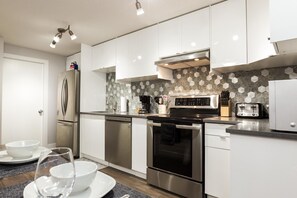 Kjøleskap, mikrobølgeovn, ovn og kokeplater