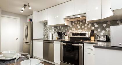 ¡Brillante y espacioso, con 2 habitaciones y 2 baños - Suite completamente nueva con entrada privada independiente! Duerme 4!