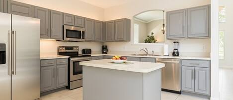 Kylskåp, mikrovågsugn, ugn och spishäll