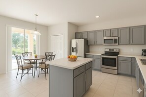 ثلاجة، ميكروويف، فرن، موقد طهي مسطح