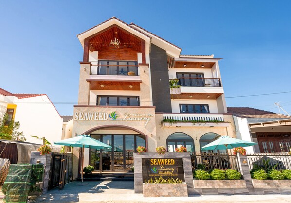 Un edificio de varios pisos con un letrero que dice "Seaweed Luxury Villa & Spa".
