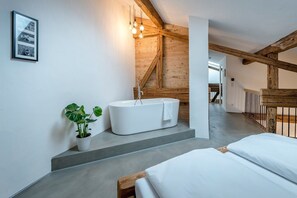 2 bedrooms, iron/ironing board, Internet, bed sheets