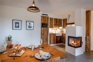 Kornkammer 88qm, 2 Schlafzimmer, 2 Bäder, Kamin, Sauna, Galerie-Das Wohnzimmer und Küche