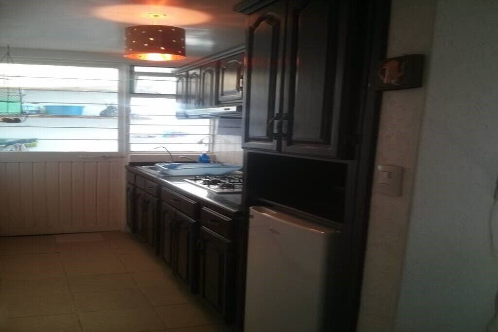 Refrigerador, placa de cocina, utensilios de cocina