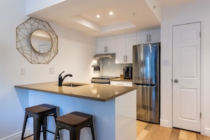 Réfrigérateur, four à micro-ondes, un four, surface de cuisson