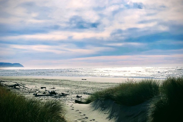 Sulla spiaggia, lettini da mare, teli da spiaggia