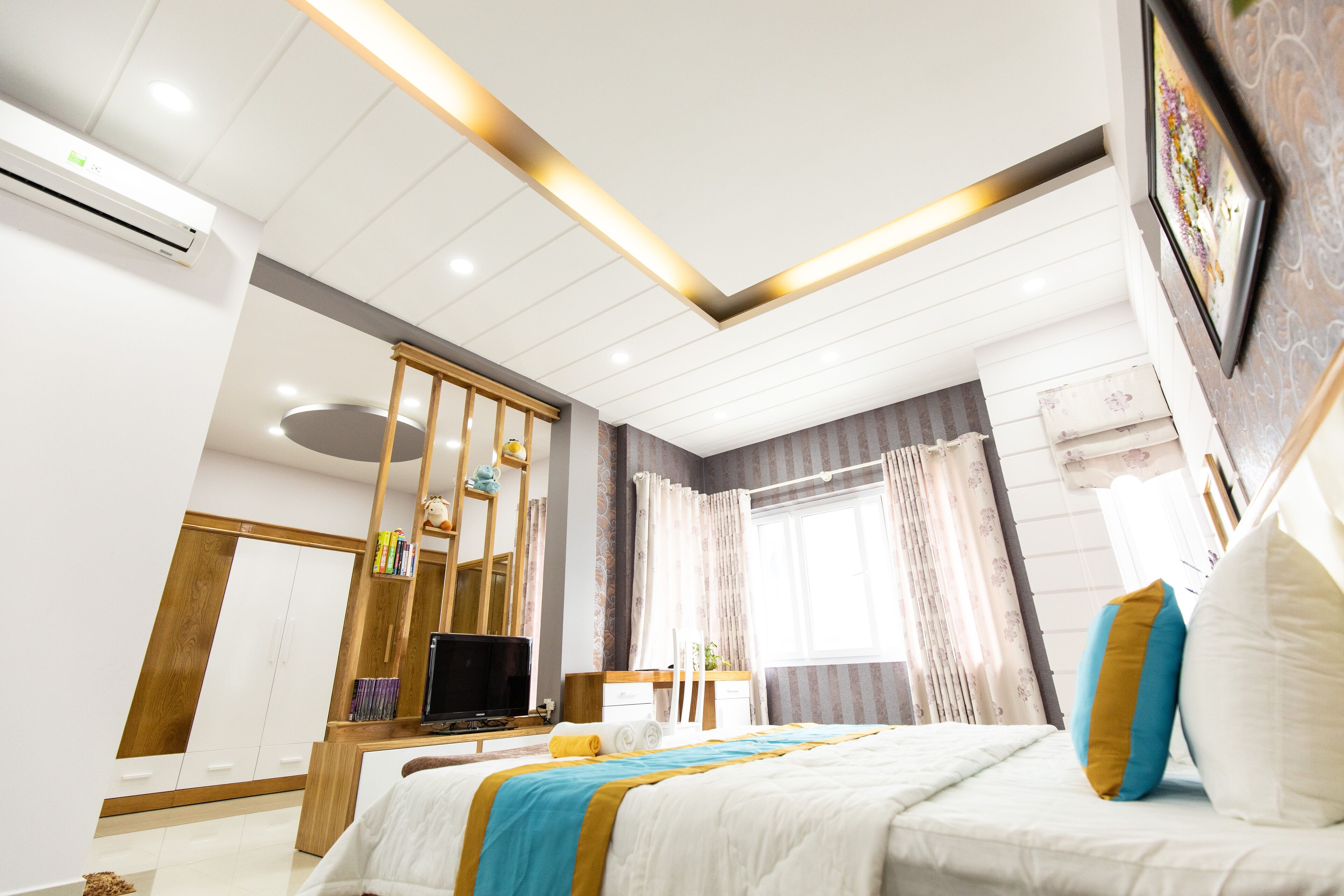 5 bedrooms, in-room safe, desk, iron/ironing board