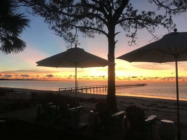 Plage, chaises longues, serviettes de plage