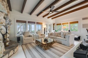 Smart TV, fireplace, books, stereo