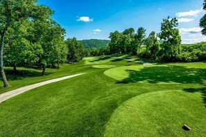 Award winning 18-hole golf at The Pointe! (7) - Whispering Willow - WALK-IN CONDO! - 2bedrm/2bath 3 Pools! (Branson)