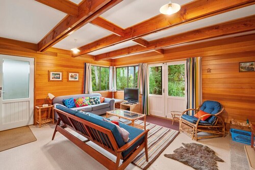 Parehopu Lake House - Taupo Holiday Home