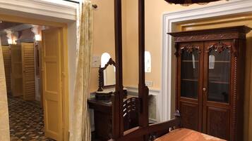 Laptop workspace, blackout curtains, free WiFi