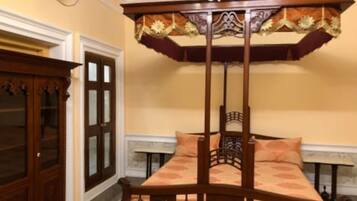 Royal Suite | 1 bedroom, laptop workspace, blackout curtains, free WiFi