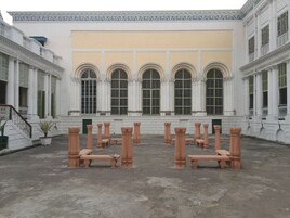 시니어 스위트 | 거실 공간 | TV