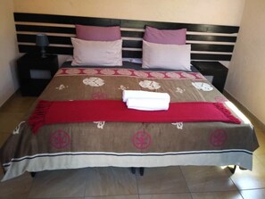 スタンダード ダブルまたはツインルーム | ミニバー、デスク、ノートパソコン用作業スペース、遮光カーテン