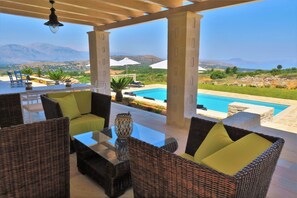 Outdoor dining - Villa Dionysos, luxury villa with a fantastic view of a large plot of land (Rethymnon)