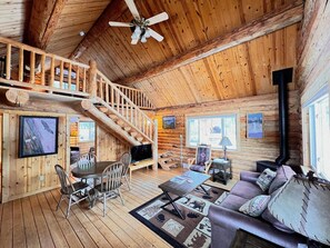 スマートテレビ、暖炉、書庫