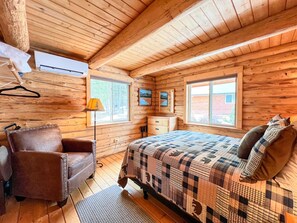 1 bedroom, iron/ironing board, Internet, bed sheets - Beautiful Log Cabin, Close to Glacier, Hot Tub (Whitefish)