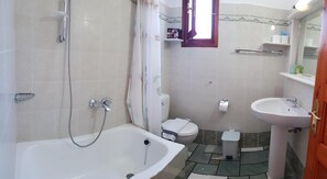 وحدات دش مع أحواض استحمام، مجففات شعر