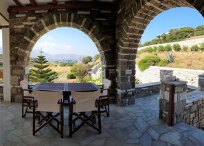 تناول الطعام بالخارج