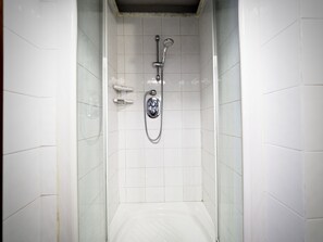 Huoneisto, 1 makuuhuone | Kylpyhuoneen suihku