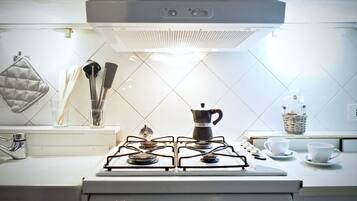 Apartment, 1 Schlafzimmer | Eigene Küche | Kühlschrank, Mikrowelle, Herdplatte, Wasserkocher mit Kaffee-/Teezubehör