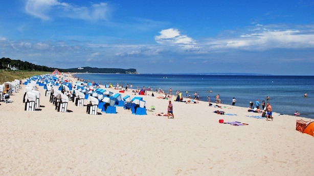 A beach with rows of tents and beach chairs, a sandy shore, and the sea in the background. - Vacation apartment Ostseebad Göhren with great lake view - Ferienwohnung Ostseebad (Göhren)