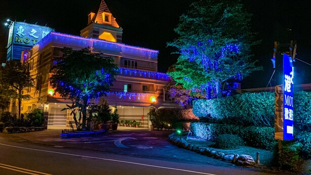 Bagian depan properti - sore/malam