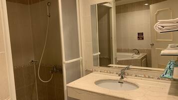 Double Room | Tab mandi berpancutan
