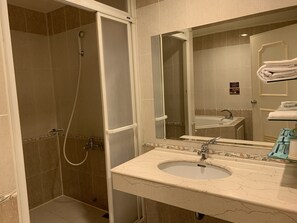 Habitación doble | Tina de hidromasaje